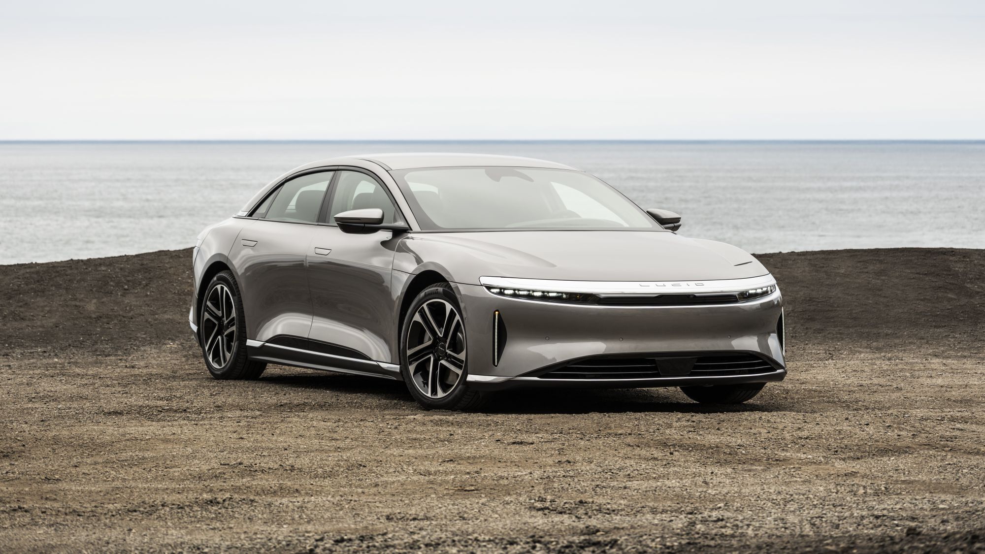 Lucid Air op zand